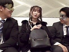 アイドルフェイス美女が強引なパイパン手マンで濡れて勢いよく潮吹き