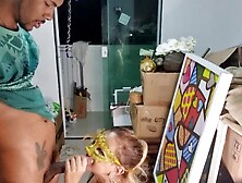 CASADA LOIRINHA APROVEITA QUE O MARIDO NÃO CHEGOU DO TRABALHO E CHAMA O VIZINHO DOTADO PARA ENTRAR