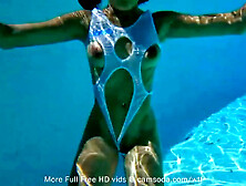 Amateur Teen Masturbates Underwater With Favorite Dildo