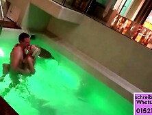 Geile Hornygirl fingert sich unter dem Wasser