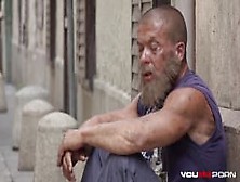 Duas garotas bonitas pegam e transam um homem sem-teto