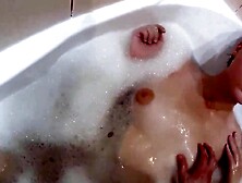 Ryska tjejen tar ett bad med en plugg i roven