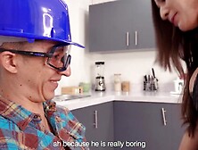 Ashley Sanz engaña a su novio con el plomero cuando el cornudo se va a trabajar