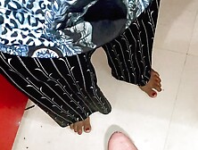 Kitchen me hi chupke se pakad liya bhabhi ko