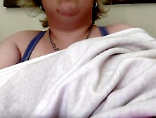 zorra caliente enseña sus tetas para follar con todos/as