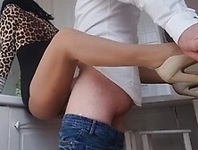 Mamma Italiana Sexy Fa Sesso Appassionato Con L'amico Del Figlio In Cucina