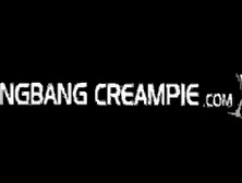 Duas preciosas MILF no cio fodendo num gangbang