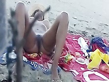 Hot Girl Chatte Rasée À La Plage De Nudistes Pour Le Black Friday