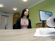 Agence De Pret Devient Le Lieu Du Sexe Anal Passionne Avec