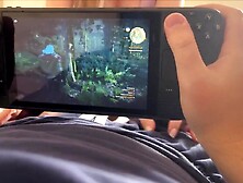 Мачеха подрочила и отсосала мне пока я играл в Ведьмака на Steam Deck