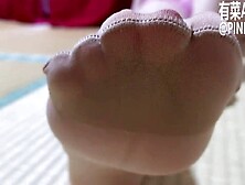 雪肌美人妻有菜Arina的丝袜足交+玉手责龟头,坚硬的鸡巴也只能吐精投降。Nice asian wife Arina gives a astounding footjob and tugjob