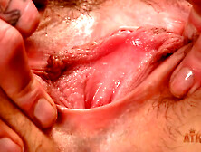 Duckie Est Prête À Se Mettre Nue Et À Doigter Sa Petite Chatte Humide Pendant Que Vous Regardez