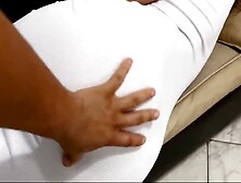 Enges Kleid und heiße Fick-Lust am Sofa