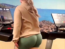 PAWG milf perfect ass in the gym