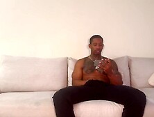 MI hermanastra me pilla viendo porno y se disfraza para que la empotre