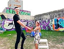 Zierliche Schönheit nach Sex im Park mit Sperma voll gespritzt!