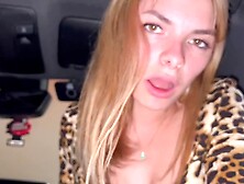 Ragazza italiana compra un'auto usata e si scopa il venditore. Dialoghi italiano