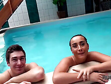 Hunt4k. jeune mauvaise chienne suce une sting et se fait ramoner