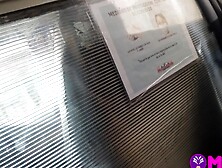 El taxista no puede contenerse y chupa las grandes tetas de Yorgelis Carrillo