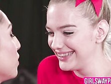 Cheerleader Seduces And Fucks 18Yo Girl From Her Team